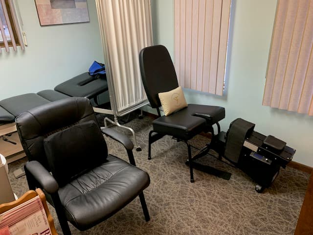 Knee On Trac decompression treatment area at Consales Chiropractic